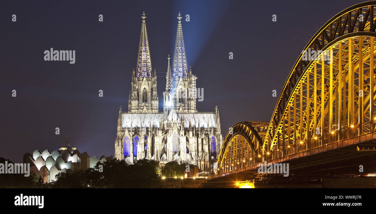 La cattedrale di Colonia con ponte di Hohenzollern nella notte, Colonia, nella Renania settentrionale-Vestfalia, Germania Foto Stock