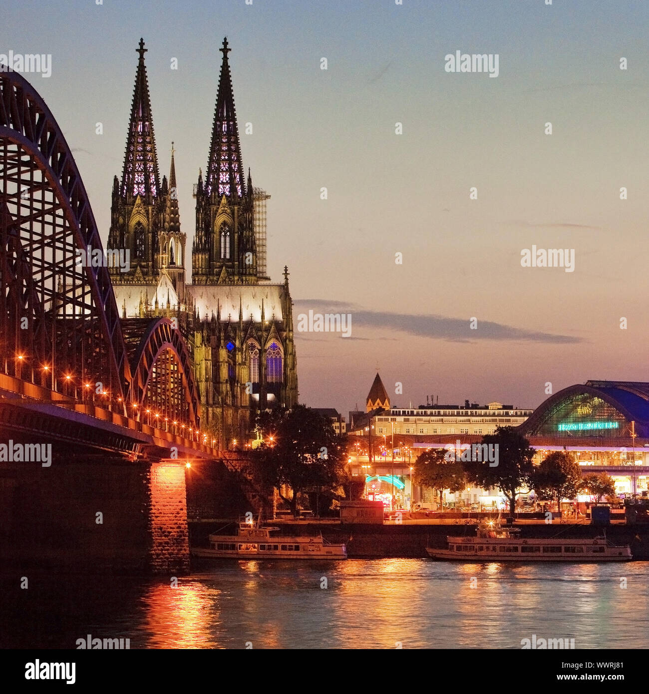 La cattedrale di Colonia con ponte di Hohenzollern nel crepuscolo, Colonia, nella Renania settentrionale-Vestfalia, Germania Foto Stock