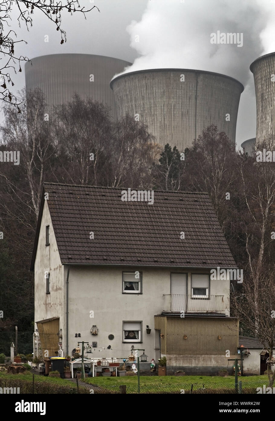 Casa di fronte Niederaussem Power Station, Auenheim, Bergheim, Rhenish area mineraria, Germania Foto Stock