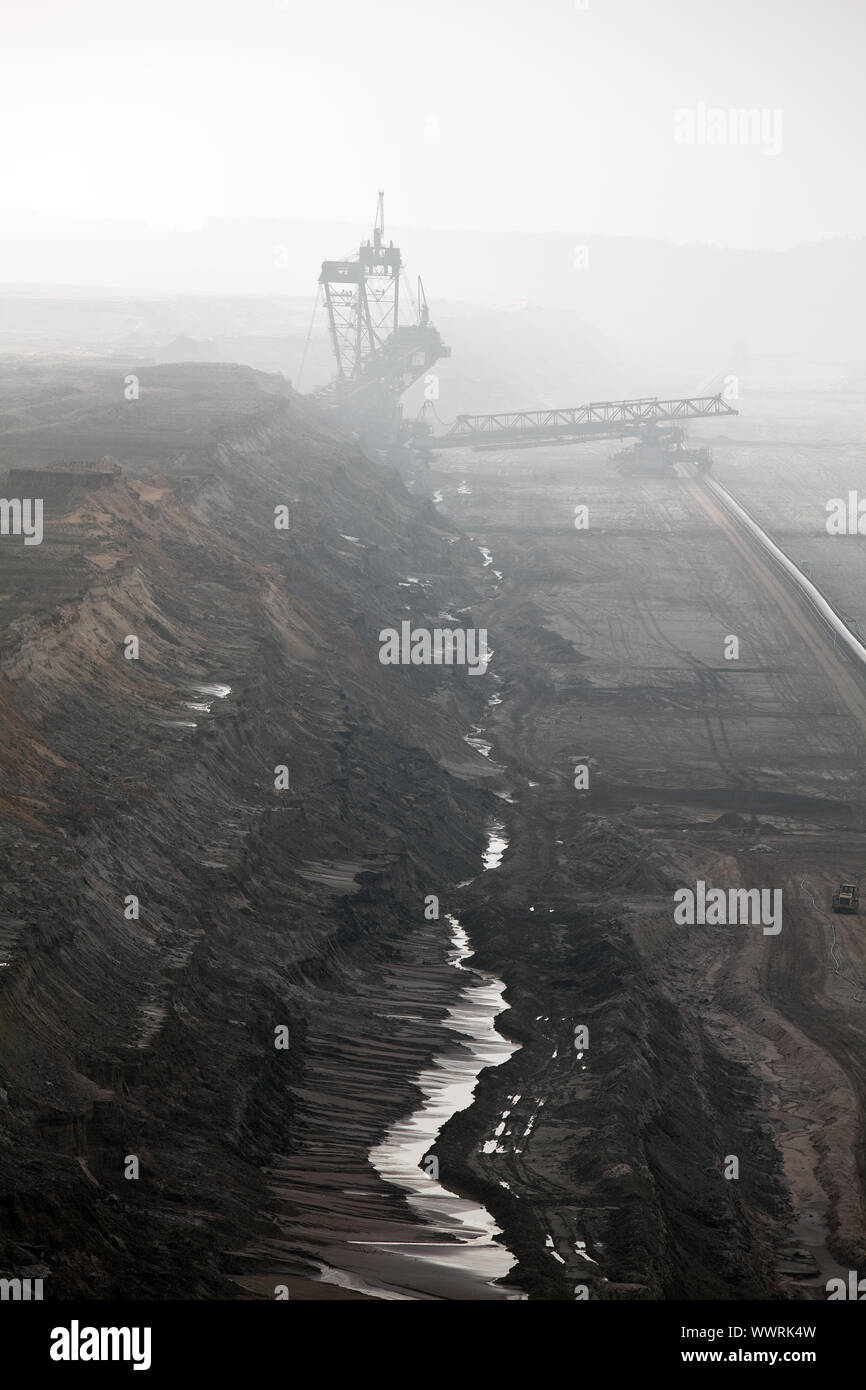 Carbone marrone miniere di superficie Hambach con spanditore e gitante auto nella nebbia, Elsdorf, Germania Foto Stock