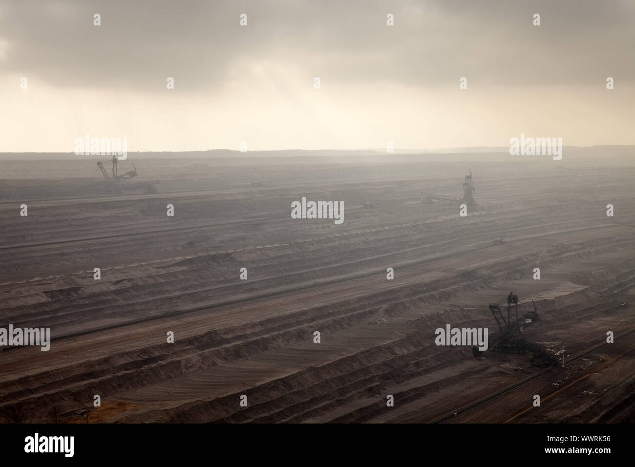 Carbone marrone miniere di superficie Hambach con spanditore e gitante auto nella nebbia, Elsdorf, Germania Foto Stock