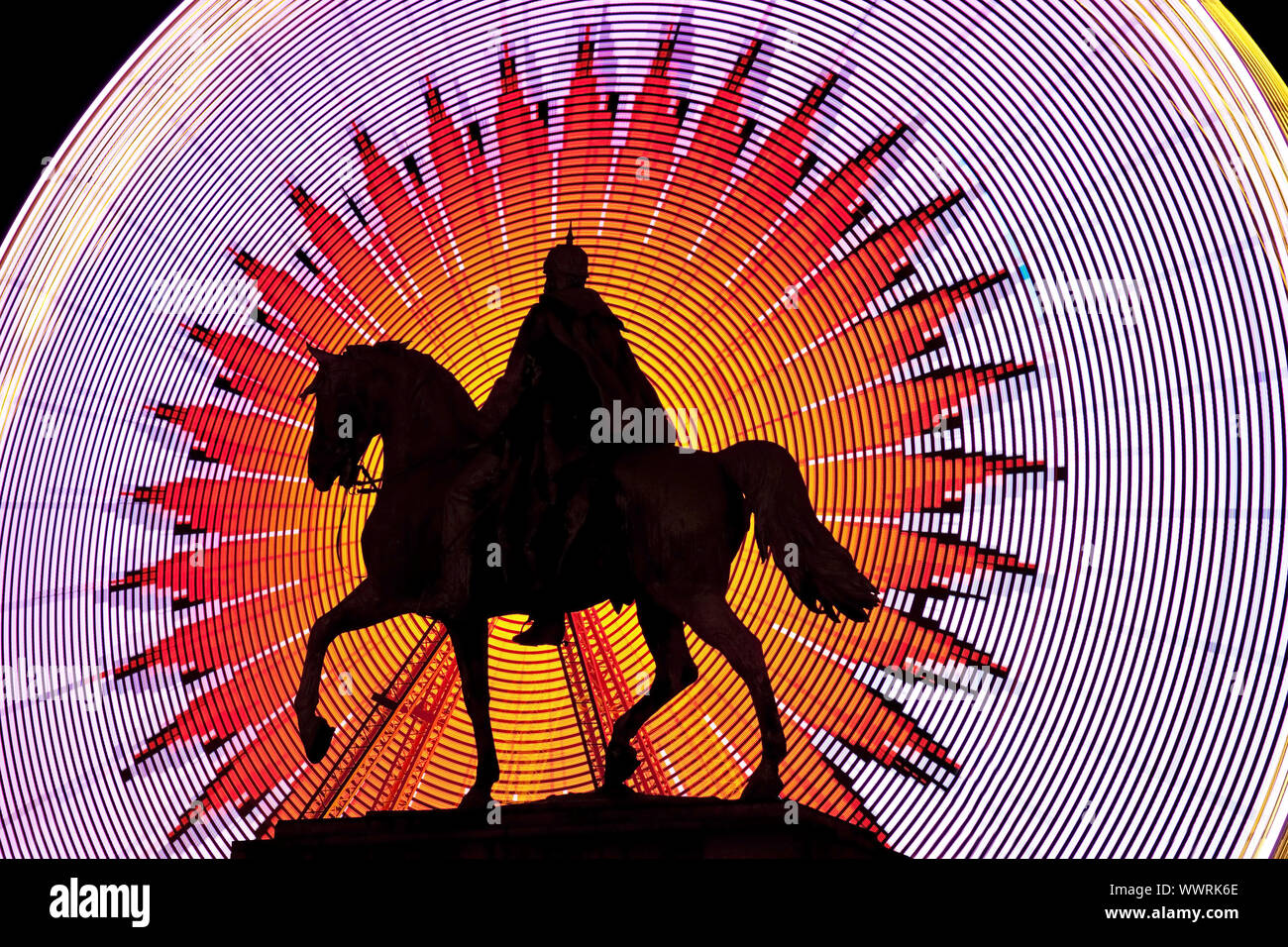Statua equestre dell'Imperatore Guglielmo I di fronte colorfull ruota panoramica Ferris, Essen, Germania, Europa Foto Stock