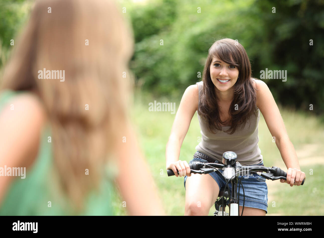 Due ragazze adolescenti sul giro in bici Foto Stock