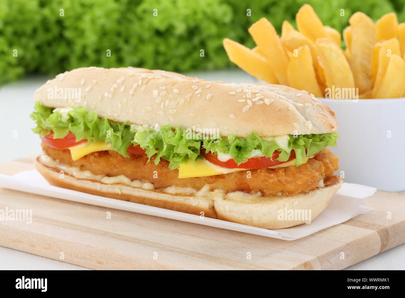 Chickenburger hamburger di pollo hamburger con patatine fritte Foto Stock