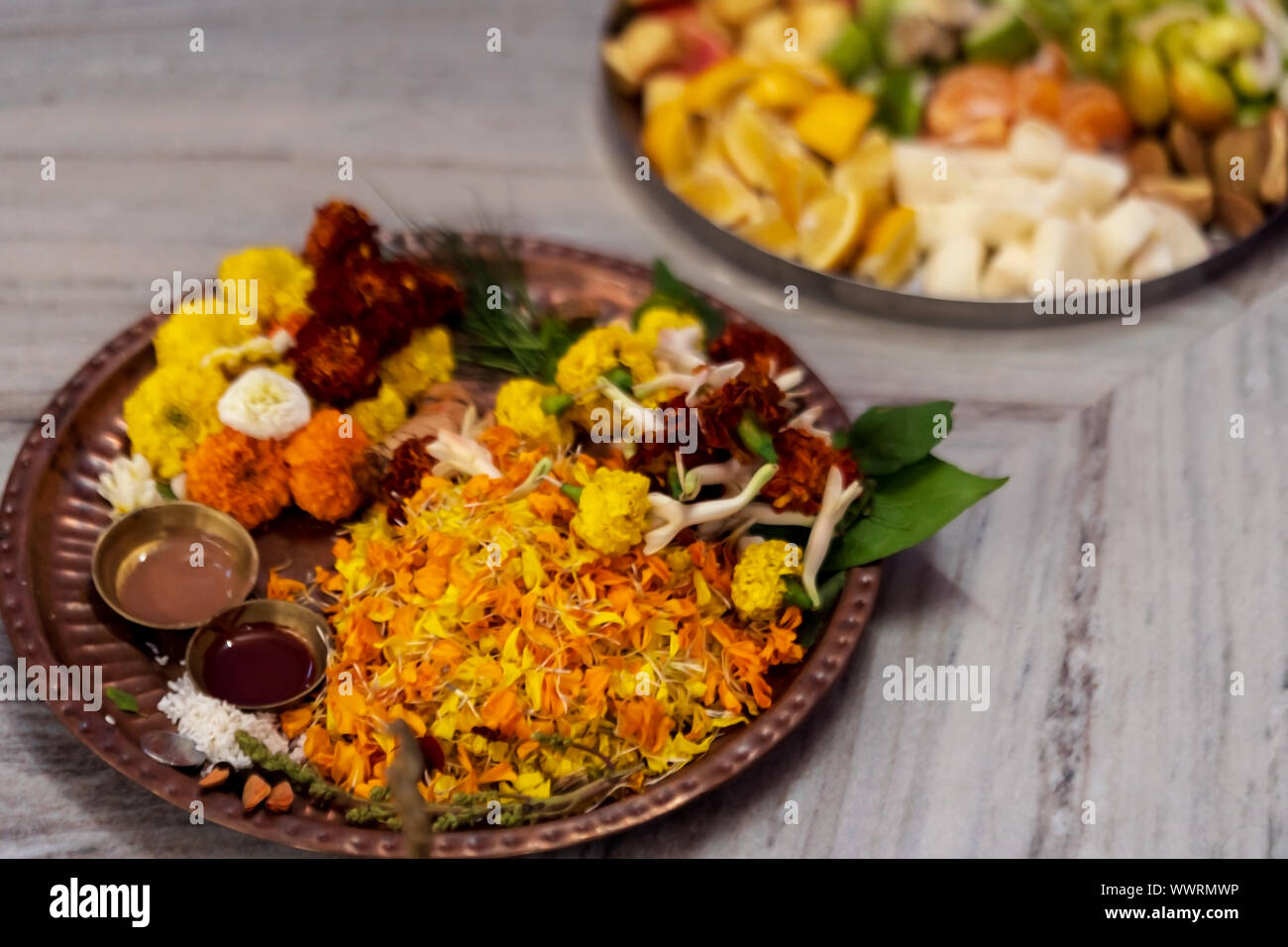 Piastre o thali pieno di fiori e di frutti per stile indiano Puja indù i preparativi per la dea durga. Immagine di sfondo per la cultura indù con spazio Foto Stock