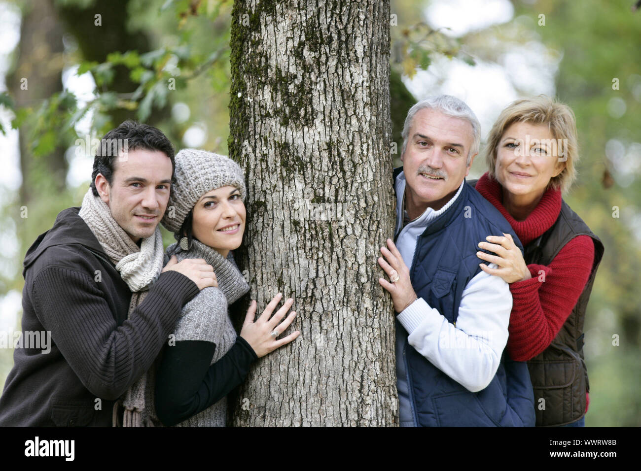 Due generazioni si fermò contro tree Foto Stock