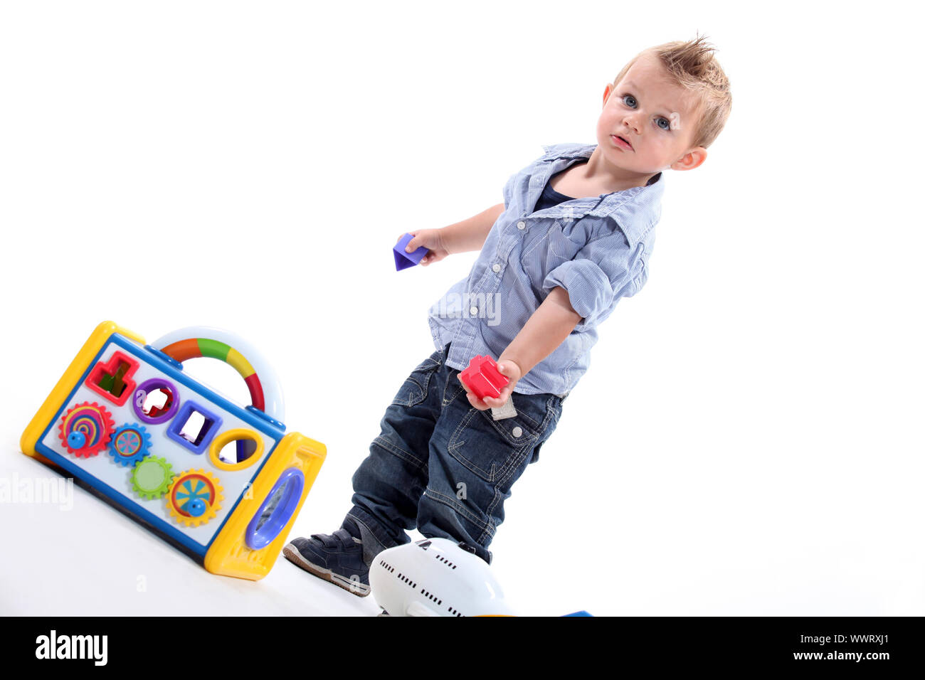 Giovane ragazzo giocando con una forma giocattolo di smistamento Foto Stock