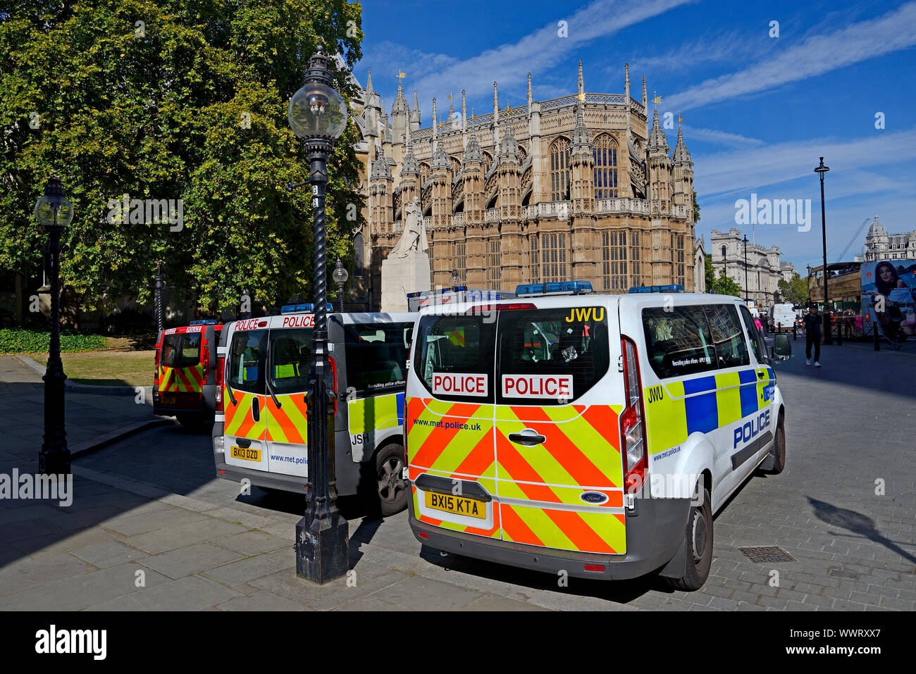 Londra, Inghilterra, Regno Unito. La polizia furgoni parcheggiati accanto a Westminster Abbey, di fronte al Palazzo del Parlamento Foto Stock