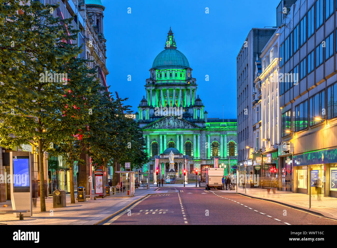 Il Belfast City Hall a Donegall Square a Belfast, Irlanda del Nord di notte Foto Stock