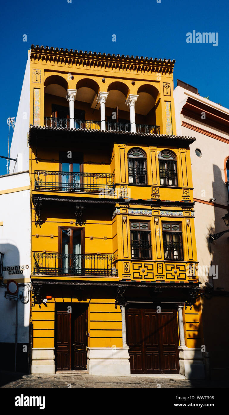 Siviglia, Spagna - Settembre 9, 2019: architettura vibranti a Siviglia il quartiere di Santa Cruz, Spagna Foto Stock