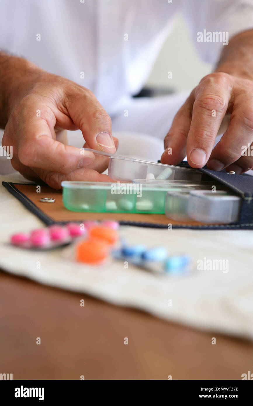 Vecchia persona la preparazione di farmaci per la settimana in anticipo Foto Stock