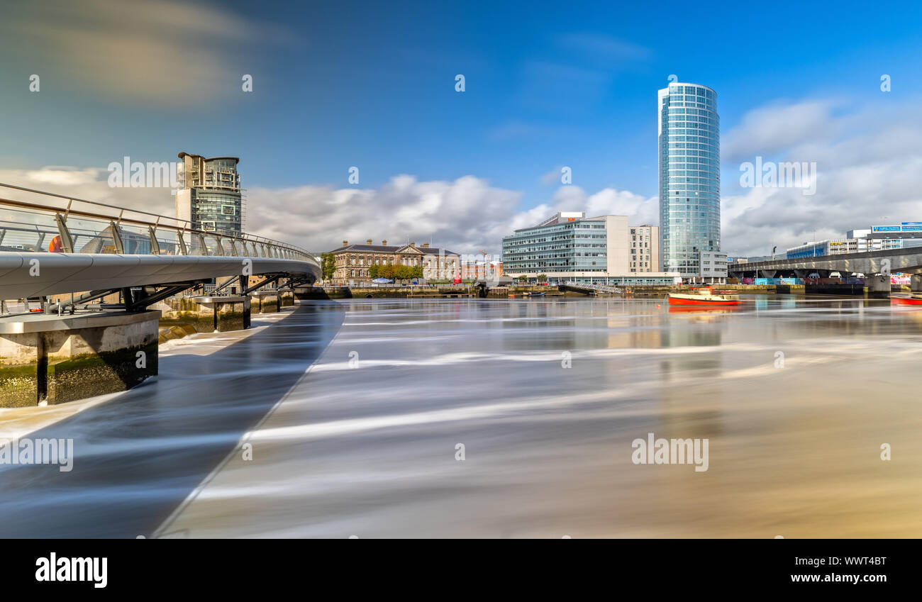Il Custom House e il fiume Lagan a Belfast, Irlanda del Nord Foto Stock