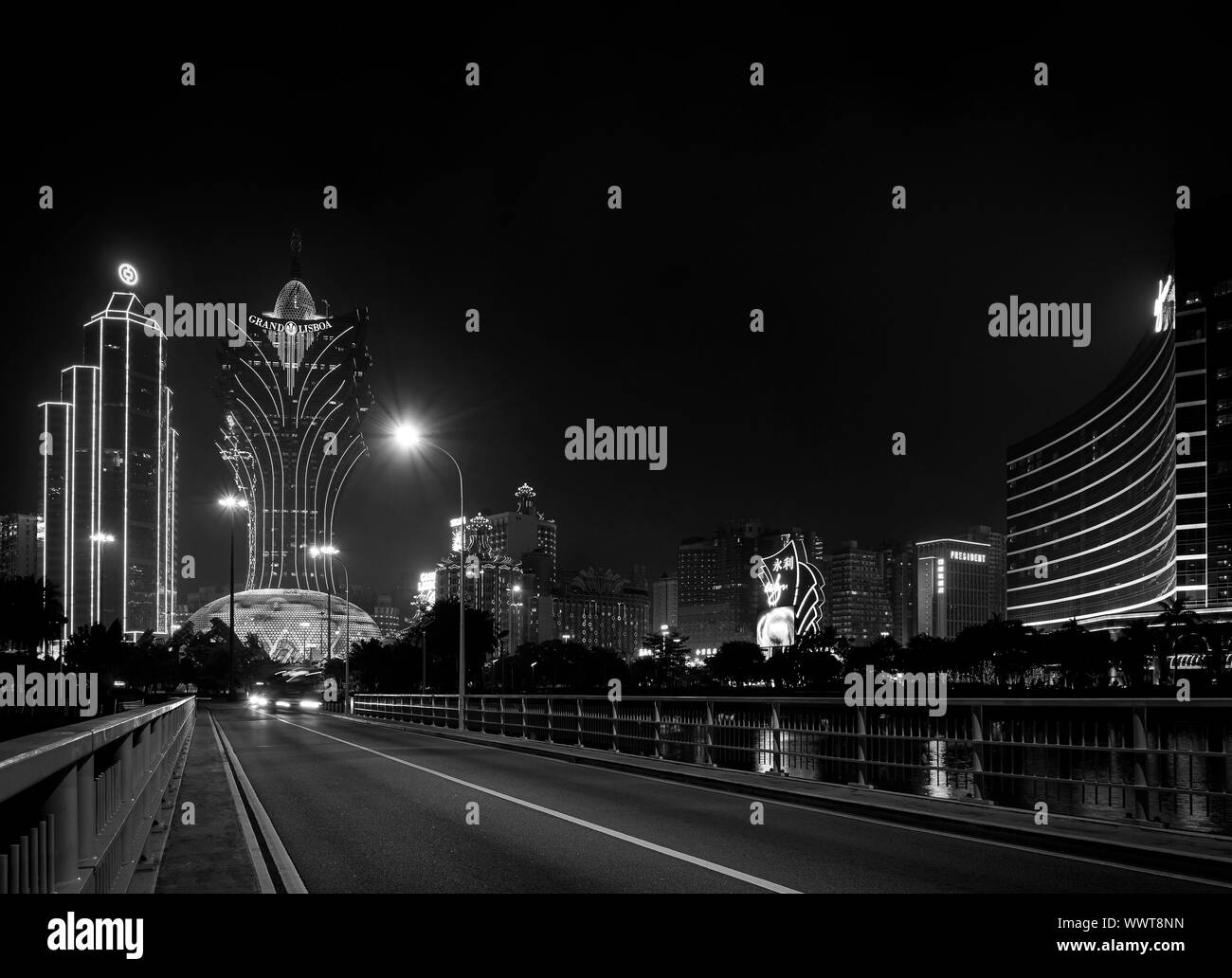 Vista urbano di edifici del casinò durante la notte nella città di Macao Cina Foto Stock