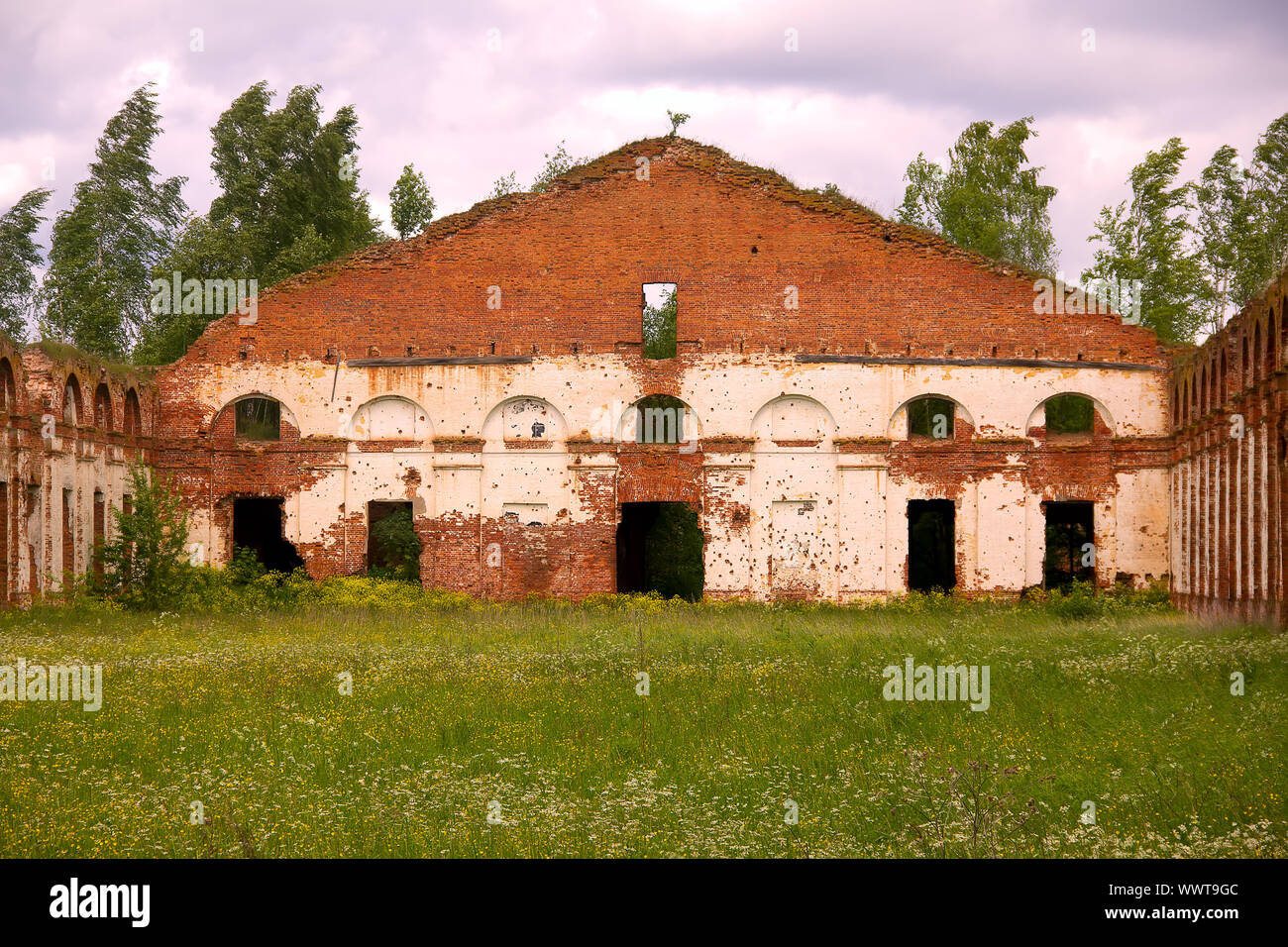 Le maestose rovine del maneggio e sede degli ussari Foto Stock