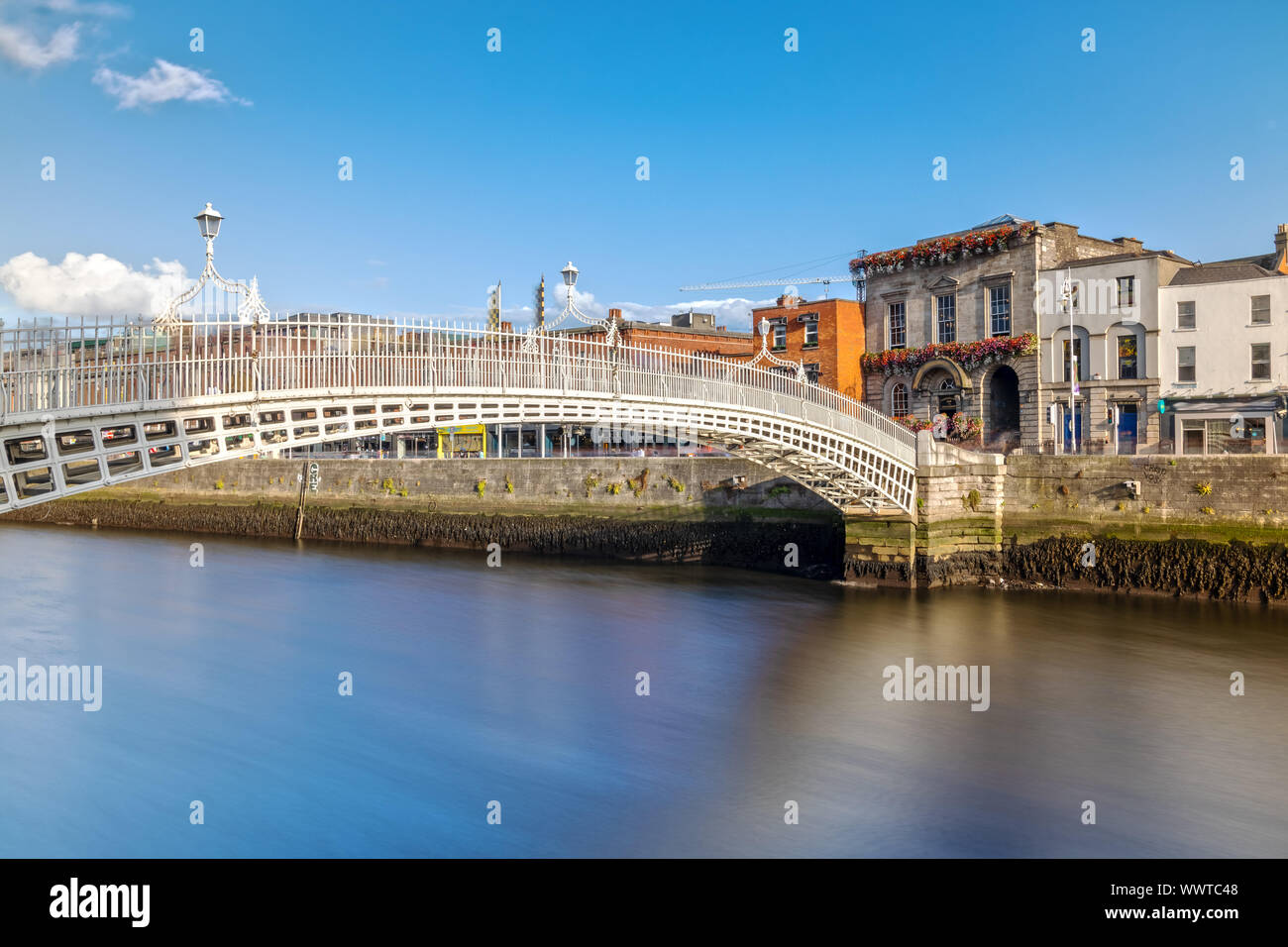 Ha'penny ponte sopra il fiume Liffey a Dublino, Irlanda Foto Stock