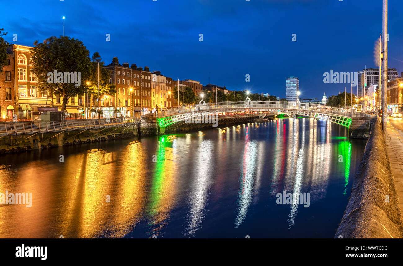 Ha'penny ponte sopra il fiume Liffey a Dublino, Irlanda Foto Stock