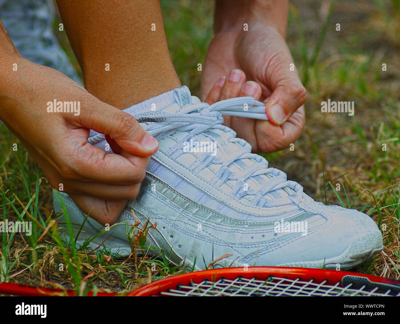 La legatura lacci delle scarpe pronto per un gioco di Badminton Foto stock Alamy