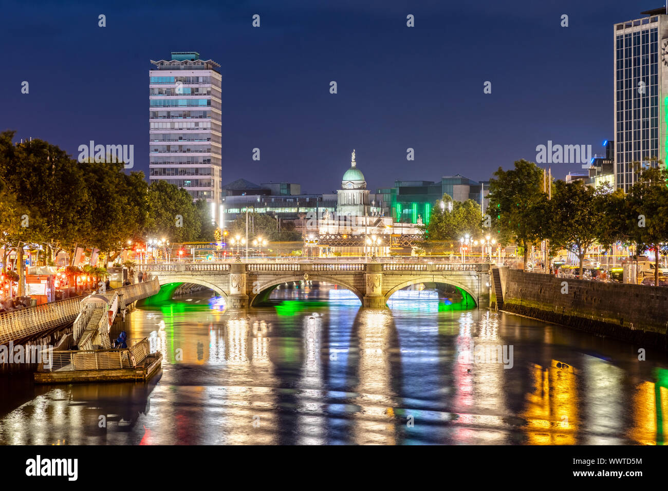 O'Connell Bridge a Dublino in Irlanda durante la notte Foto Stock
