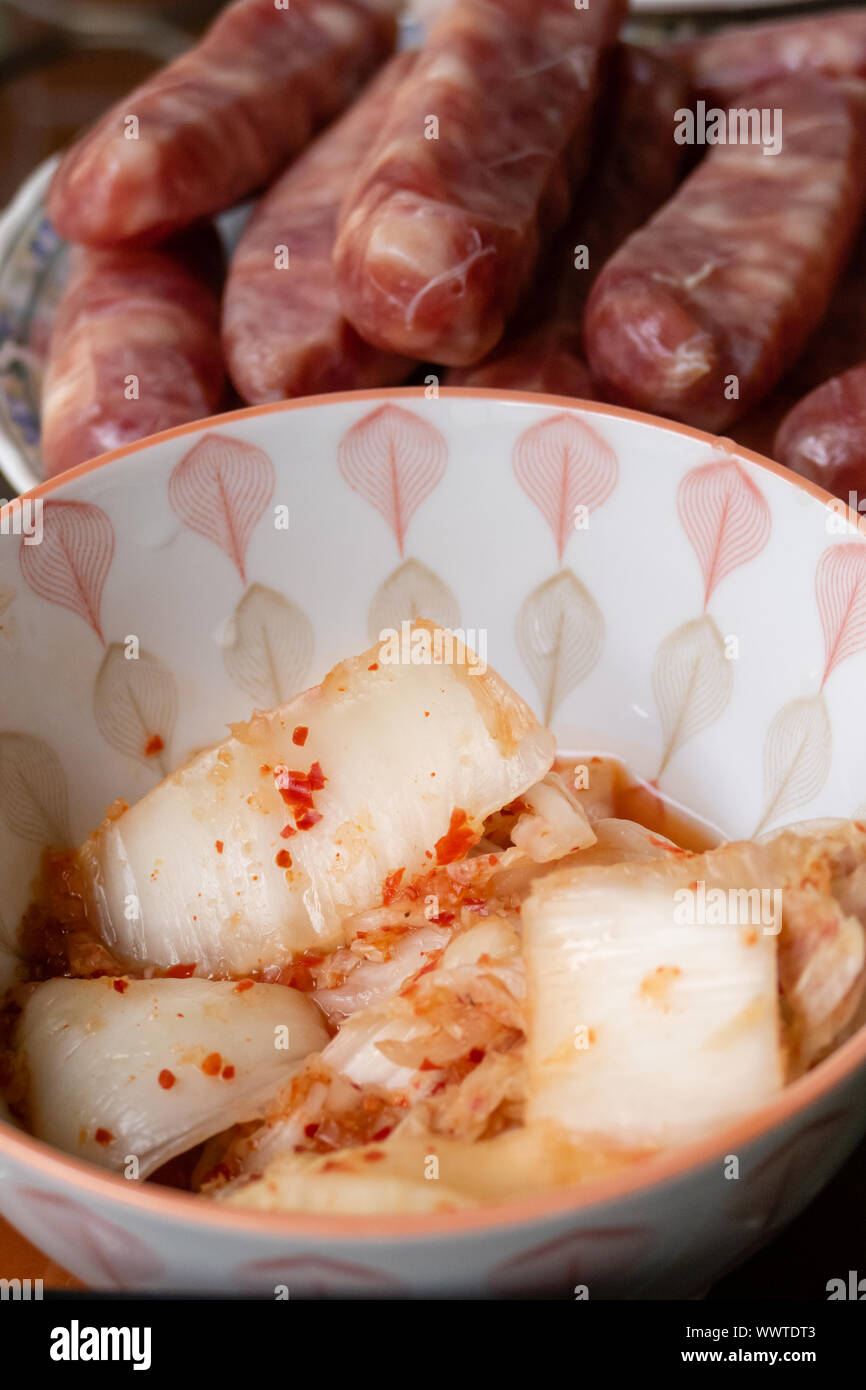 Kimchi coreano e salsiccia taiwanesi in ciotole Foto Stock