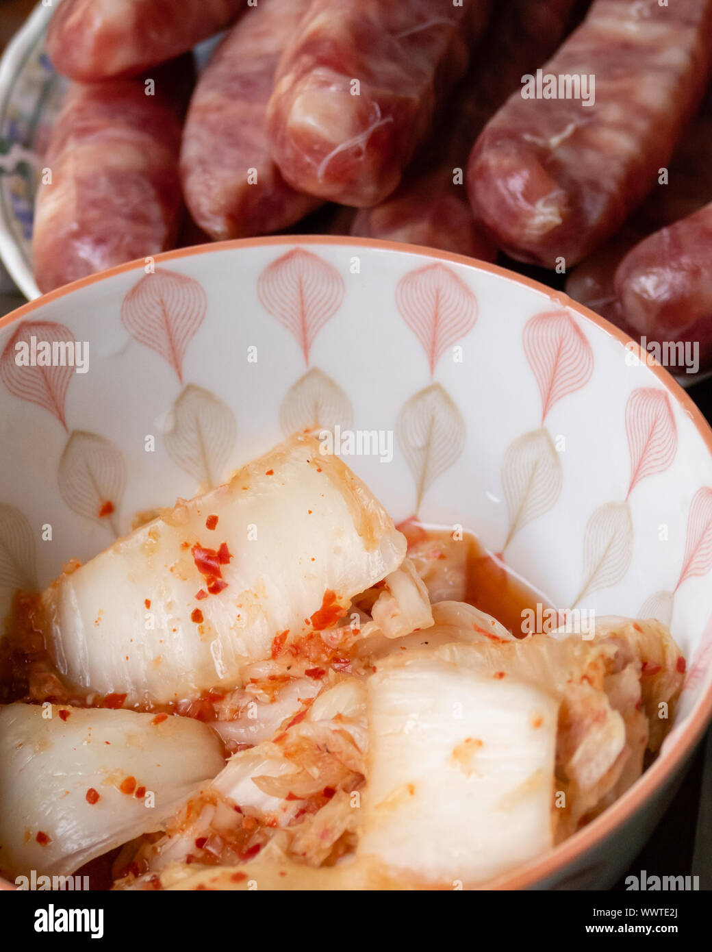 Kimchi coreano e salsiccia taiwanesi in ciotole Foto Stock