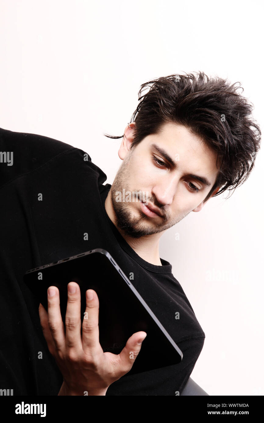 Giovane uomo con PC aTablet Foto Stock