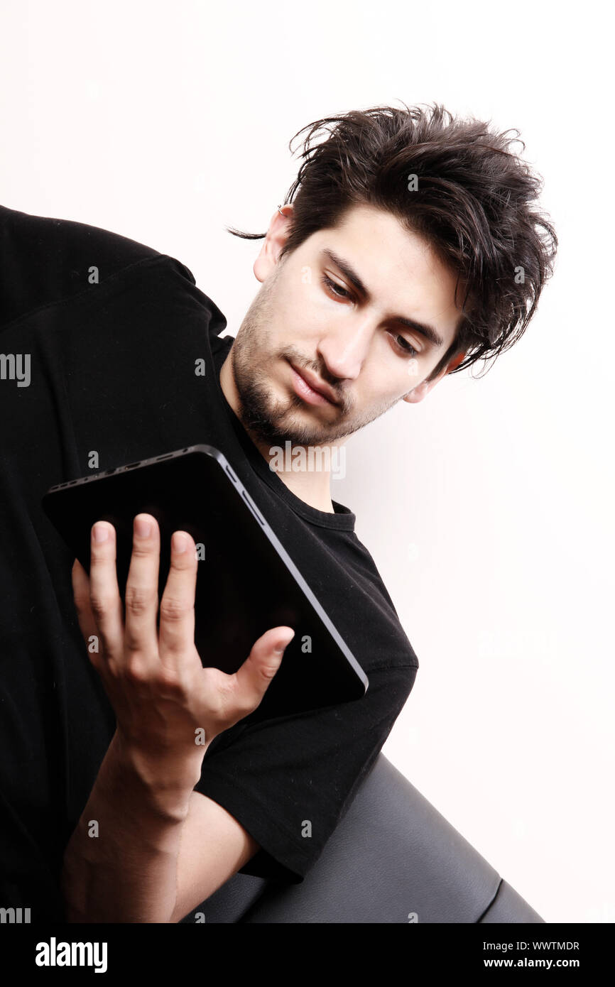 Giovane uomo con PC aTablet Foto Stock