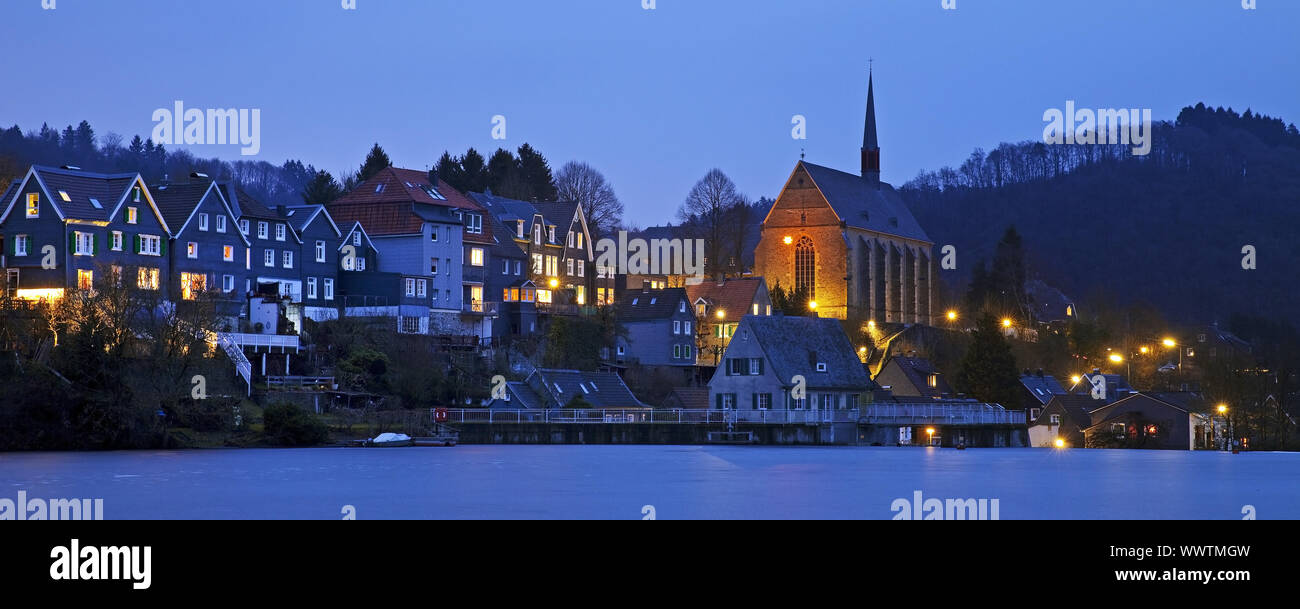 La conservazione allo stato congelato lago Beyenburger Stausee con chiesa Santa Maria Magdalena nel blu ora, Wuppertal Foto Stock