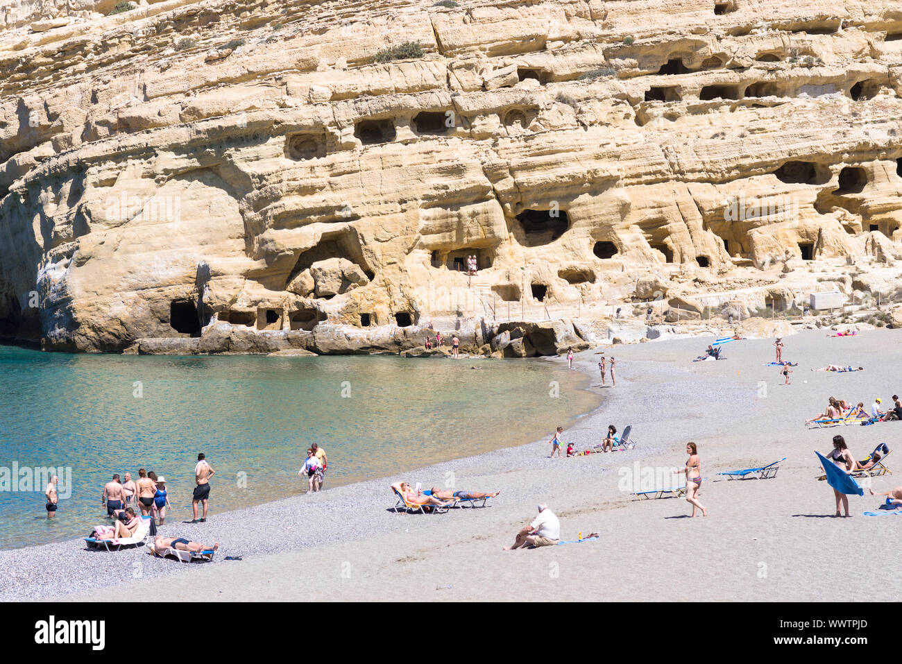 I turisti presso la spiaggia e la Baia di Matala nel centro-sud della creta Foto Stock