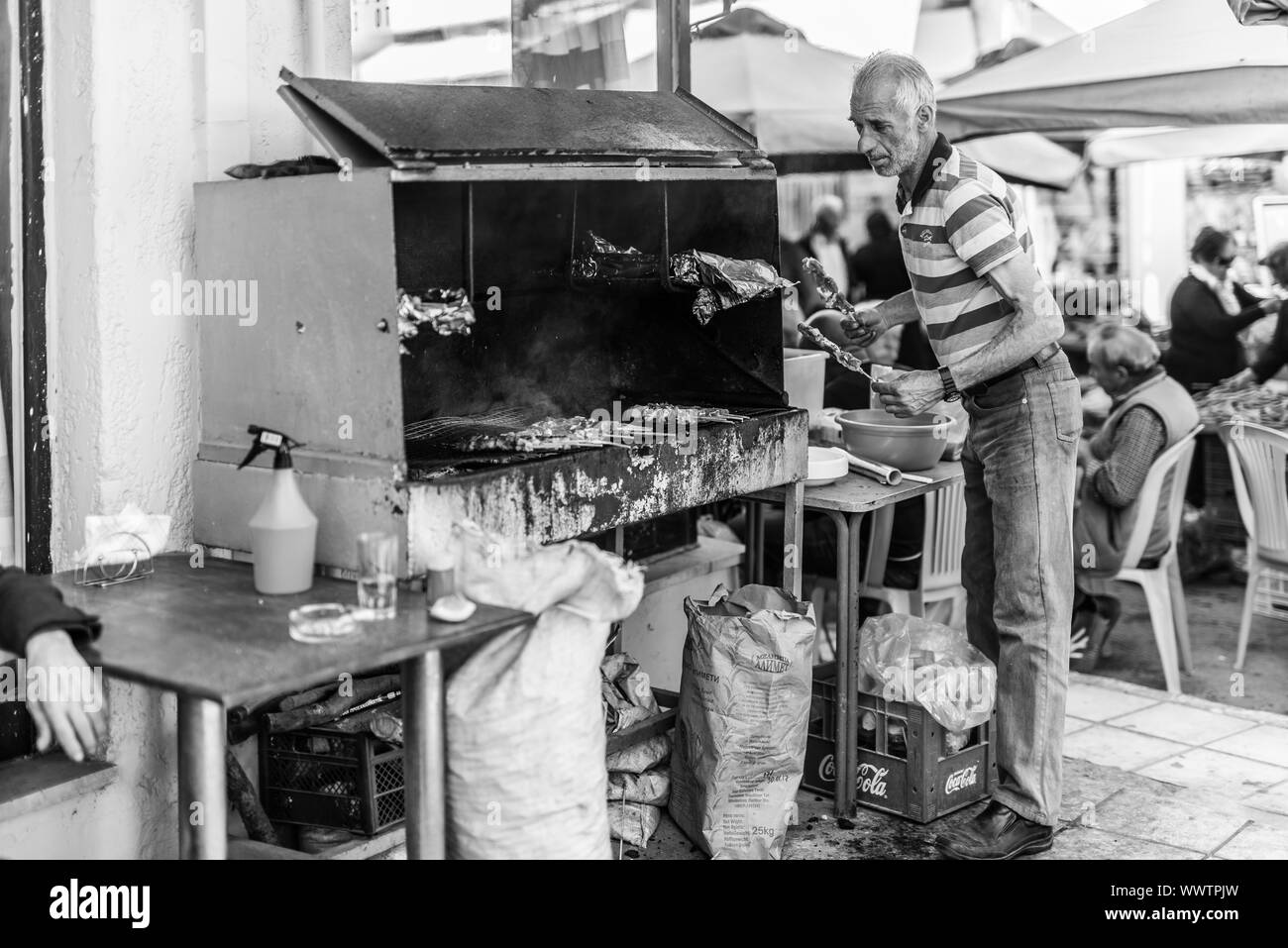 Taverna con barbecue a carbone nella piccola città Tymbaki a Creta Foto Stock