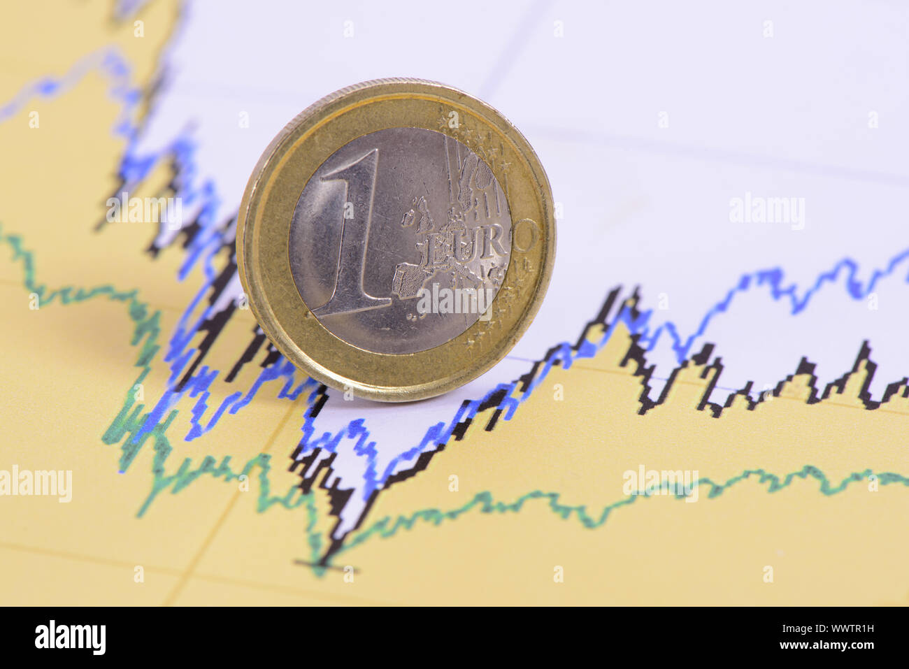 Monete in euro e valuta con grafico di valuta Foto Stock