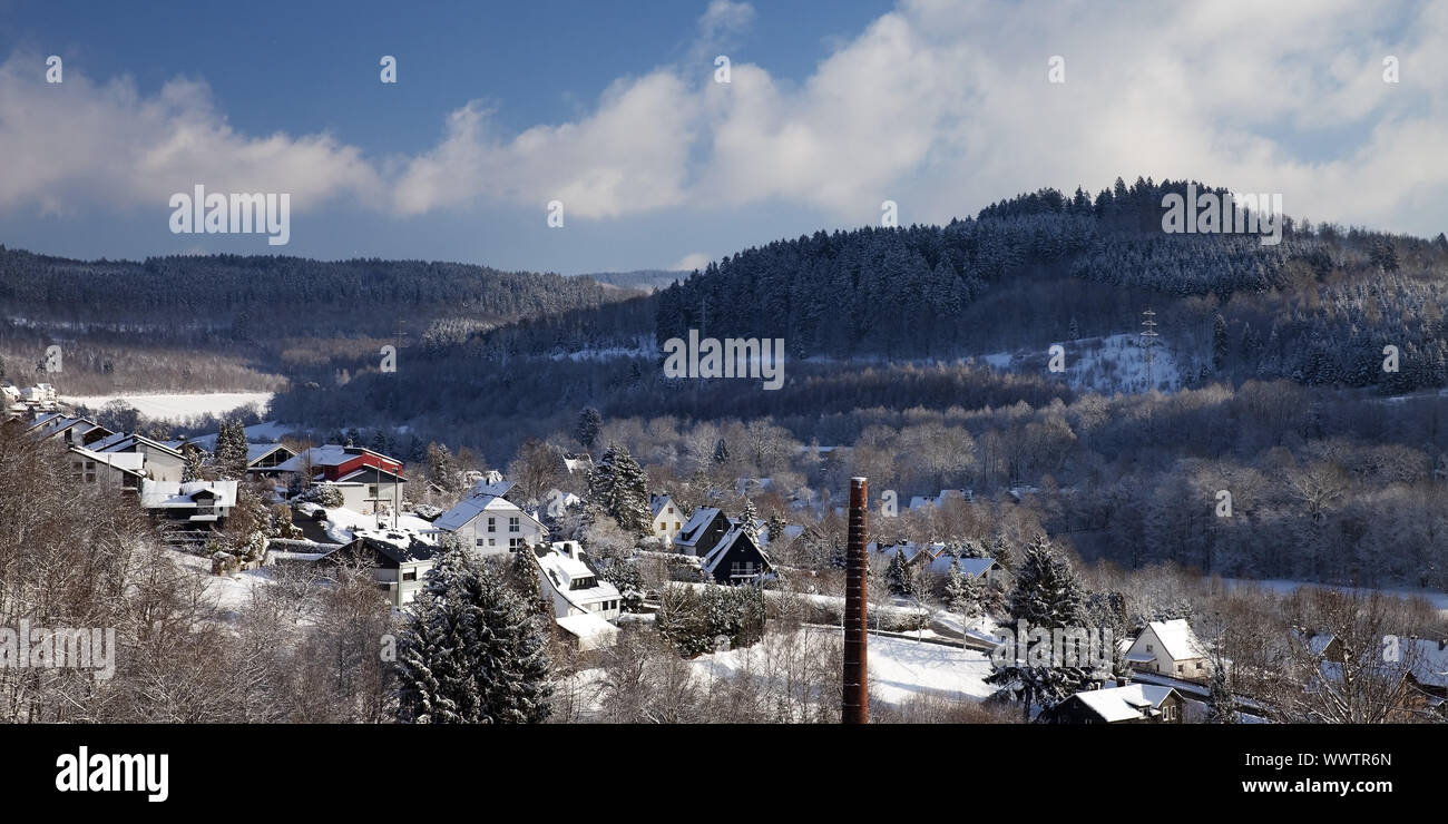 Paesaggio forestale in inverno, Hilchenbach, Siegerland, Renania settentrionale-Vestfalia, Germania, Europa Foto Stock