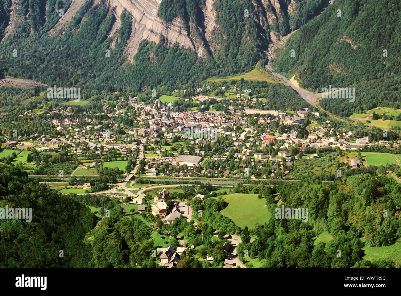 Il piccolo villaggio di Bourg d'Oisans nel cavo della sua valle delle Alpi francesi. Foto Stock