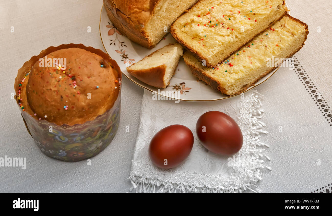 La pasqua ancora in vita: il dipinto di uova sul tovagliolo e torta . Foto Stock