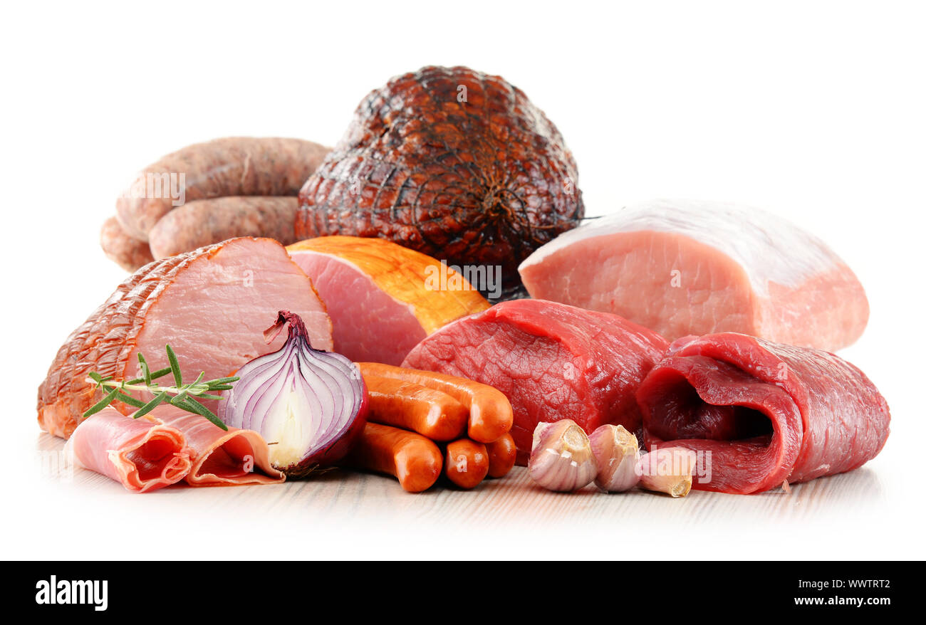 Un assortimento di prodotti a base di carne con prosciutto e salsicce isolato su sfondo bianco Foto Stock