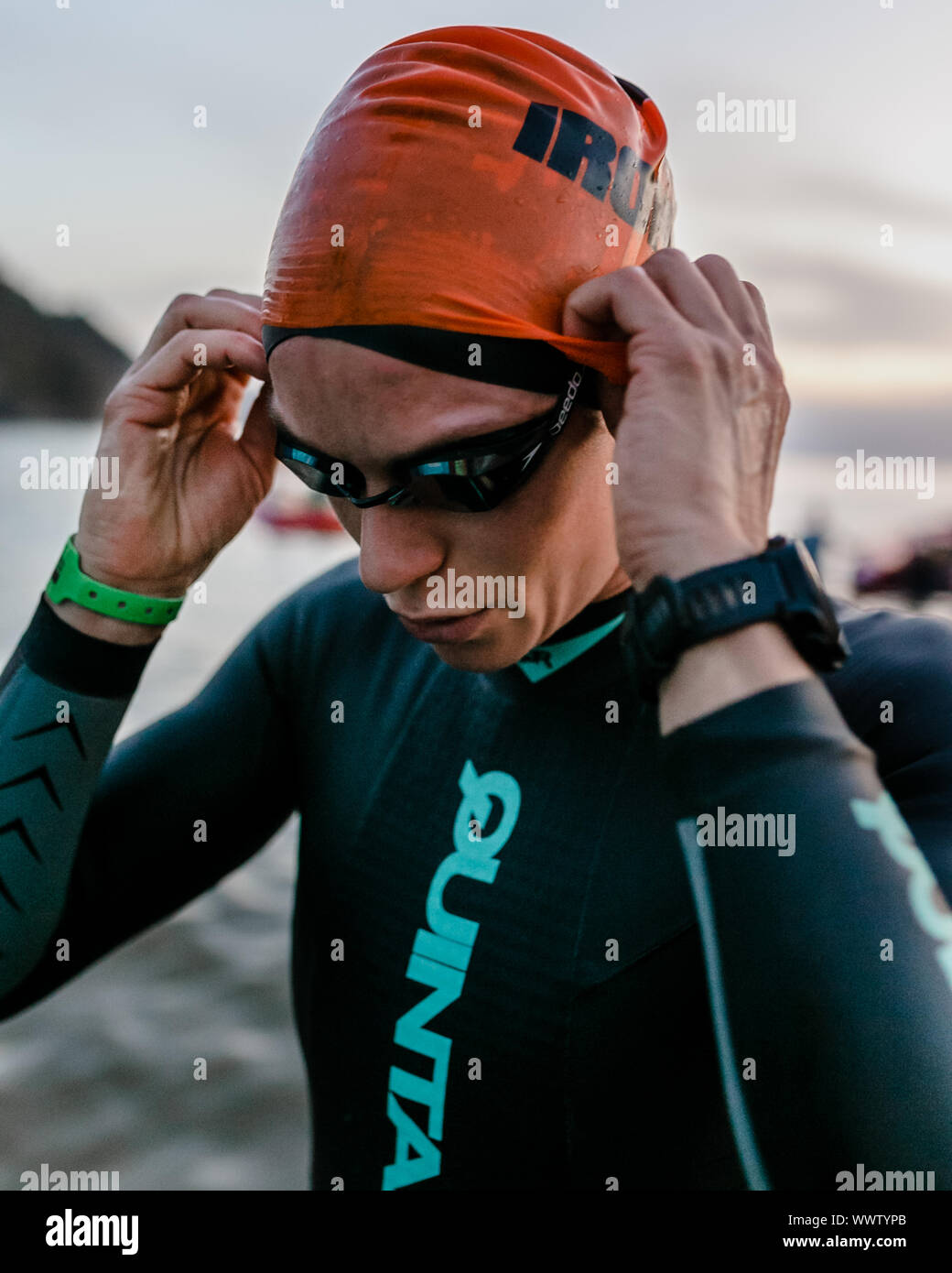 2019 Donna vincitore, Simone Mitchell prepara il suo cappuccio nuotata prima della famosa Nuotata inizio di Ironman Galles, Tenby, Galles, domenica 15 settembre 2019. Foto Stock