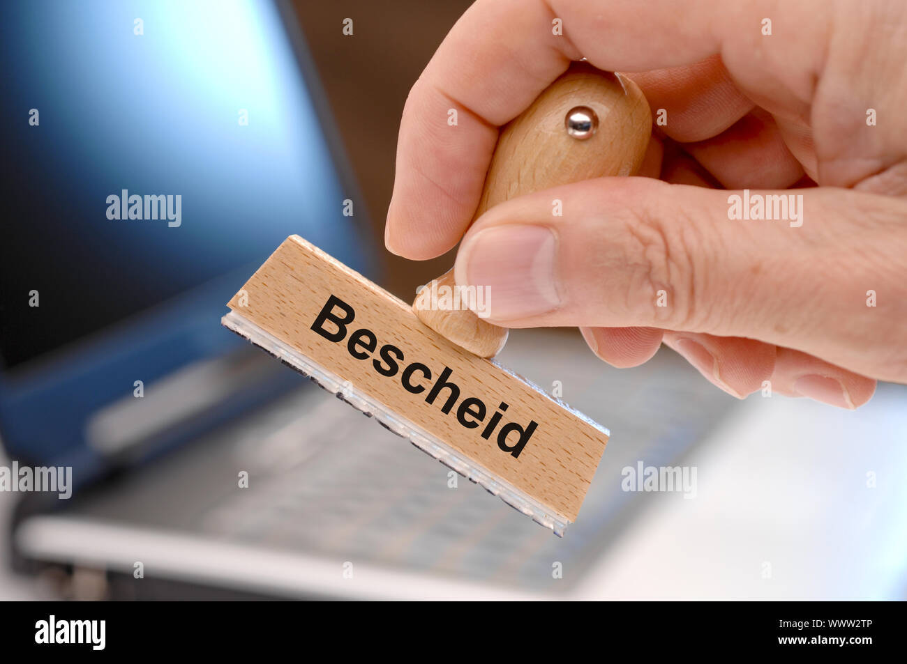 La notifica sul francobollo di legno in mano Foto Stock