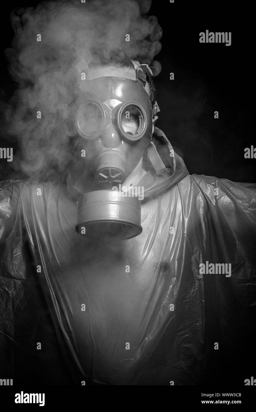 Infezione da Ebola concetto, uomo rosso con maschera a gas Foto Stock