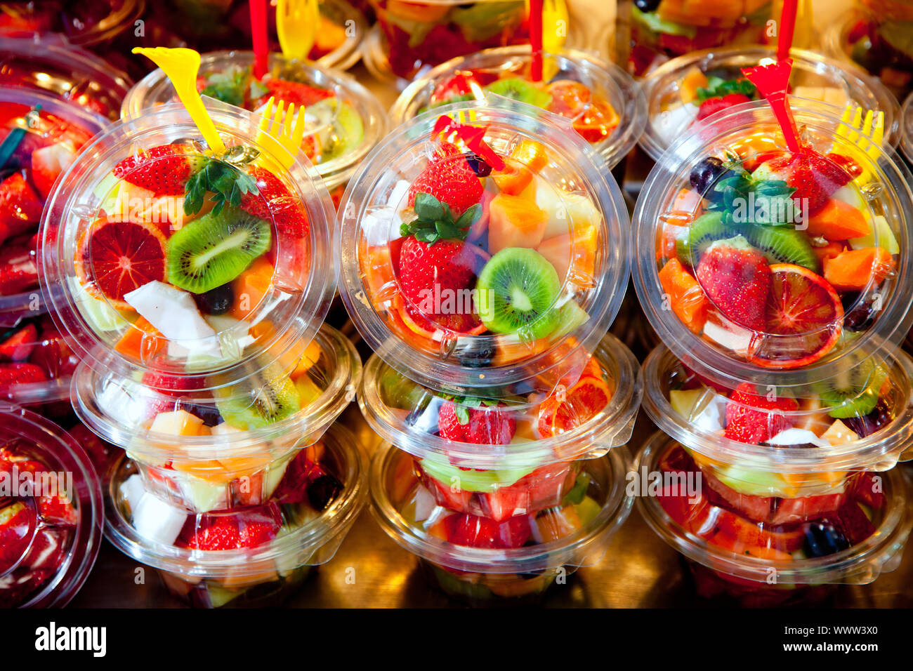 Naturale colorata insalata di frutta vetri trasparenti in una riga Foto Stock