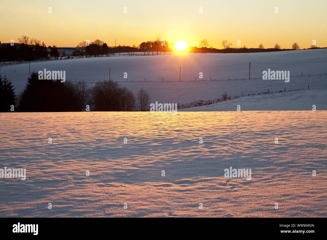 Tramonto sul paesaggio invernale, Wipperfuerth, Bergisches Land, Renania settentrionale-Vestfalia, Germania, Europa Foto Stock