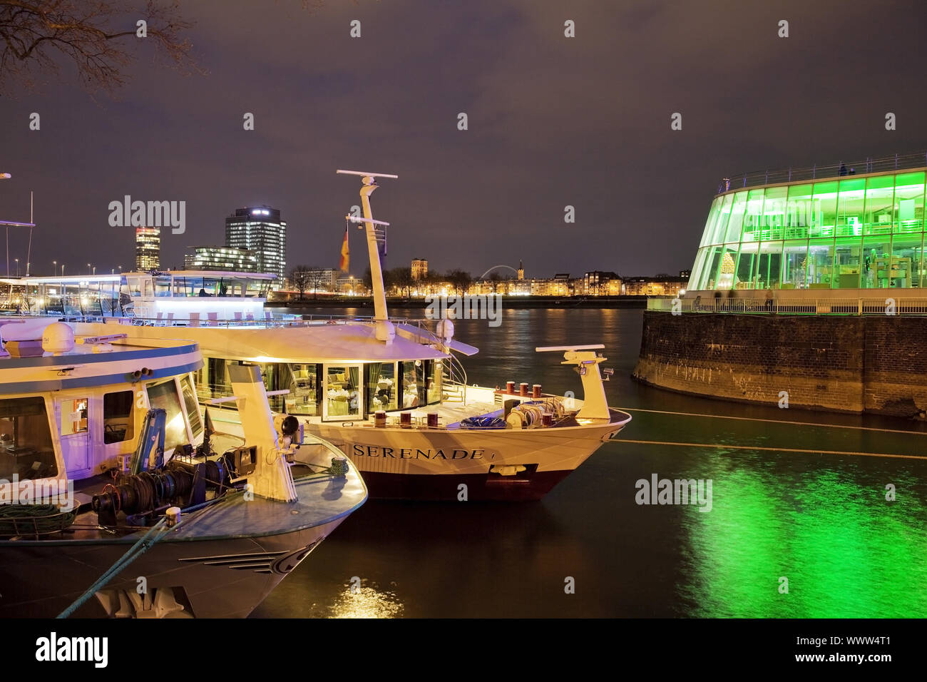 Le navi di fronte al museo del cioccolato di sera, Colonia, nella Renania settentrionale-Vestfalia, Germania Foto Stock