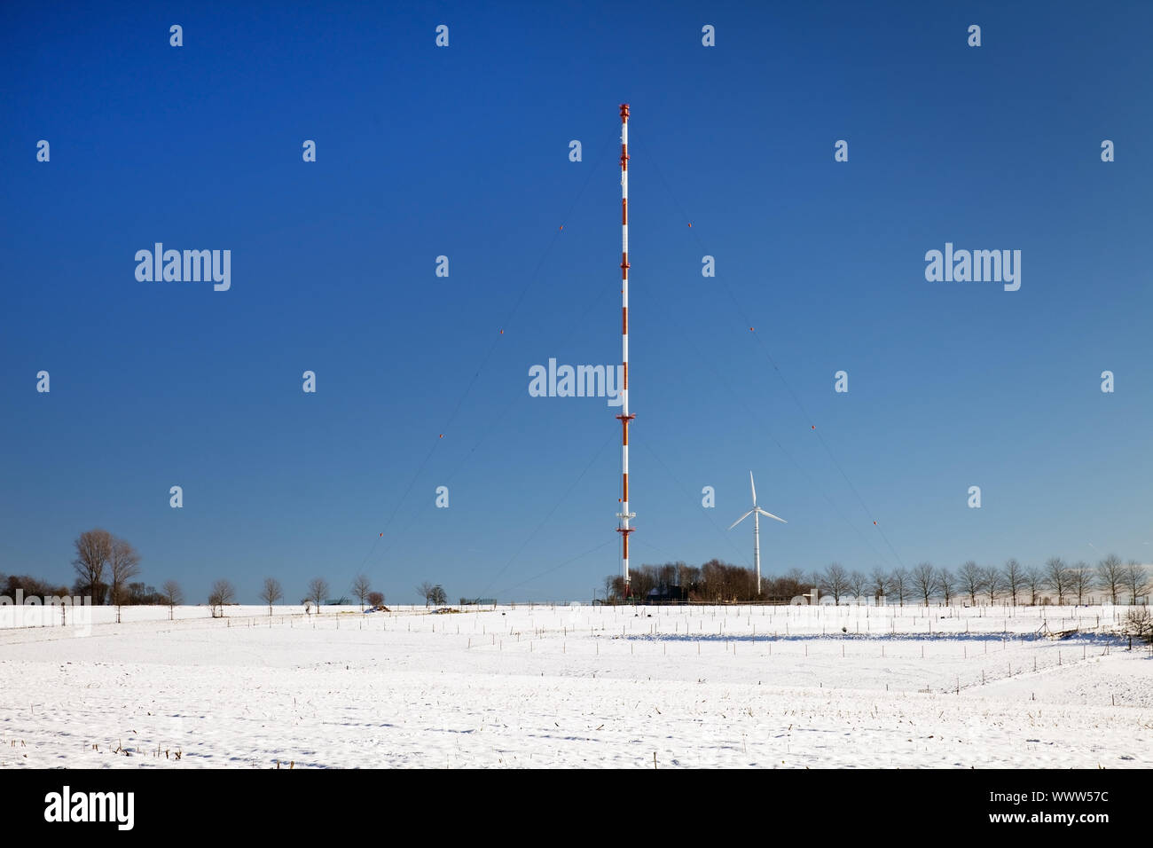 Montante del trasmettitore e del vento ruota nel paesaggio invernale, Leichlingen, Nord Reno-Westfalia, Germania Foto Stock