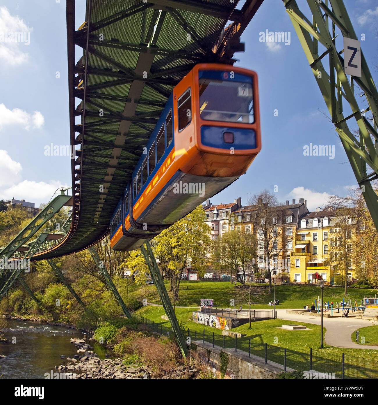 Ferroviaria di sospensione sopra fiume Wupper, Wuppertal, Bergisches Land, Nord Reno-Westfalia, Germania Foto Stock