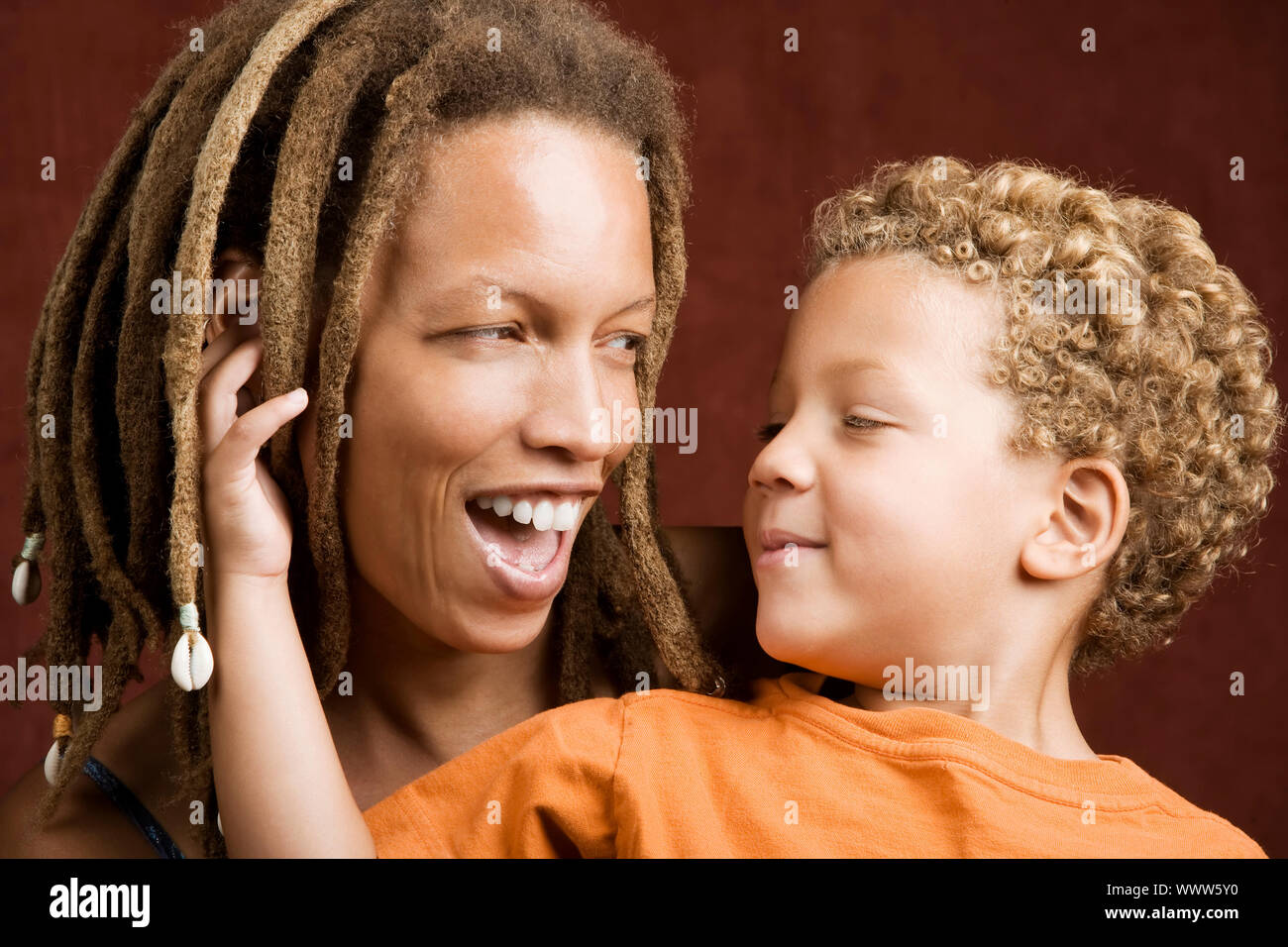 Piuttosto americano africano donna e suo figlio Foto Stock