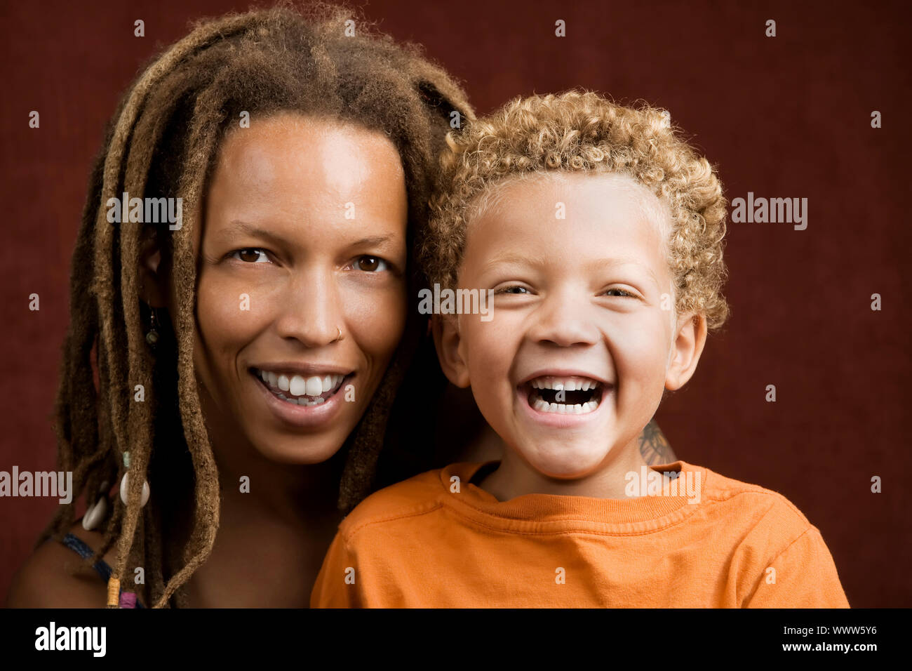 Piuttosto americano africano donna e suo figlio Foto Stock