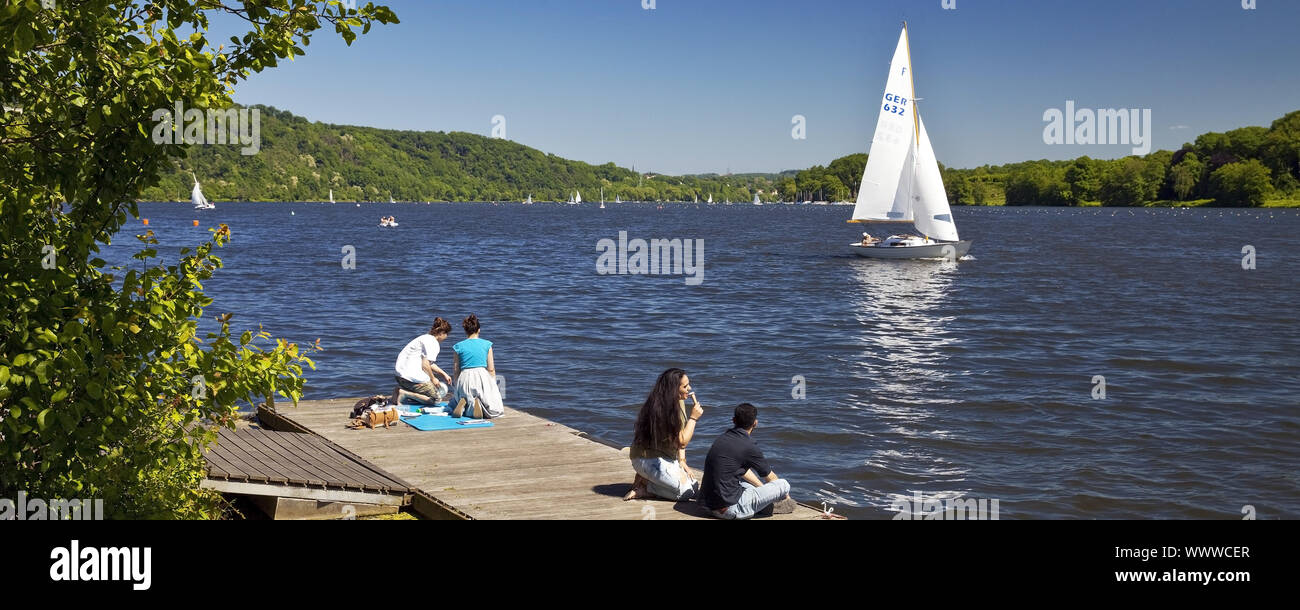 Persone e barche sul lago di Baldeney, Essen, la zona della Ruhr, Renania settentrionale-Vestfalia, Germania, Europa Foto Stock