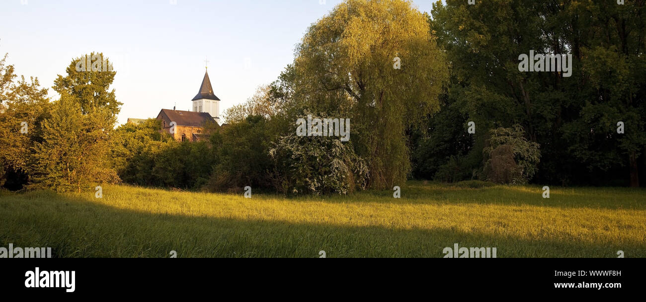 Paesaggio di Merkenich distretto con San Brictius chiesa, Colonia, nella Renania, Germania, Europa Foto Stock