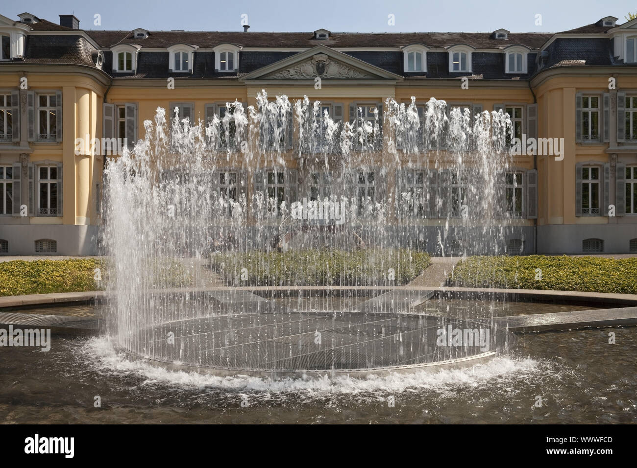 Museo di arte Morsbroich Castello con artwork acqua Isola, Leverkusen, Germania, Europa Foto Stock