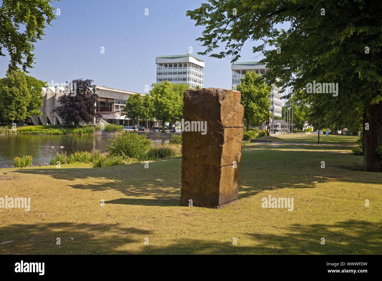 La scultura Granit Bleu de Vire, gespalten davanti al municipio, Marl, la zona della Ruhr, Germania, Europa Foto Stock
