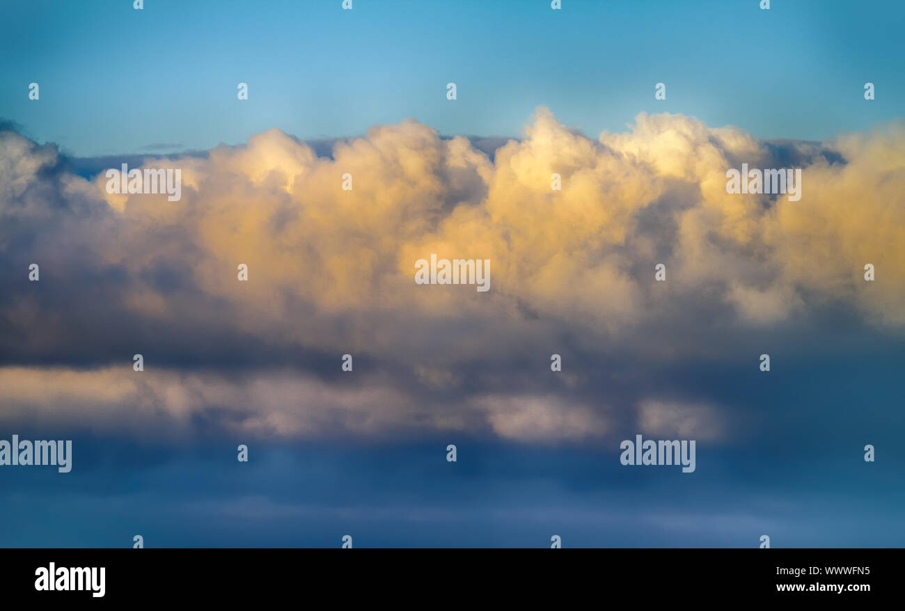 Billowy nubi del meteo parte anteriore Foto Stock