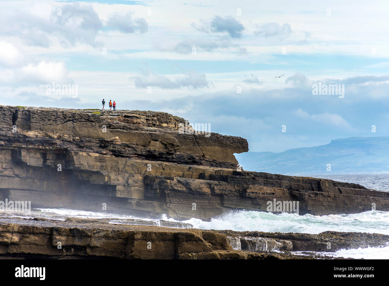 I camminatori sulle scogliere sul mare di Muckross Testa, County Donegal, Irlanda Foto Stock